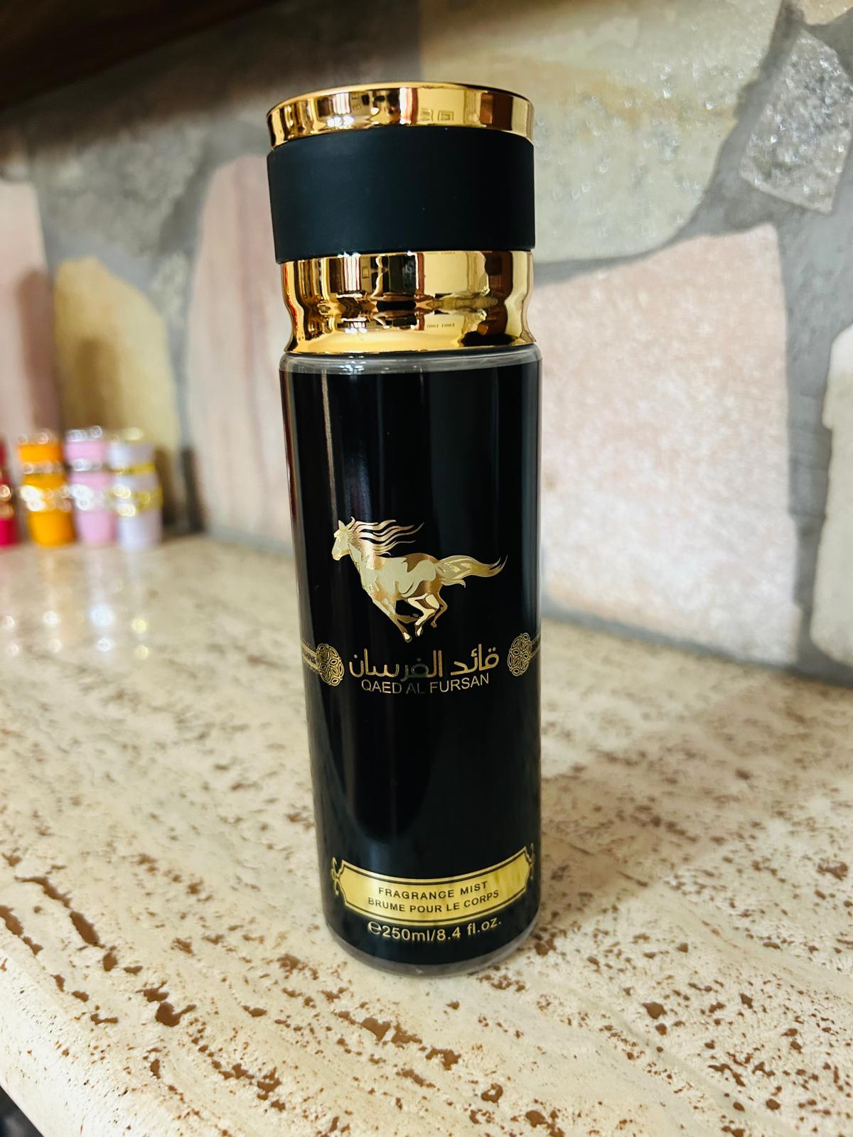 Acqua Corpo Araba Profumata 250ml Qaed Al Fursan- Linea Dubai Collection - Fragranza Orientale Lussuosa, Note Fruttate e Legnose con Ambra e Oud (Vaporizzatore No-Gas)