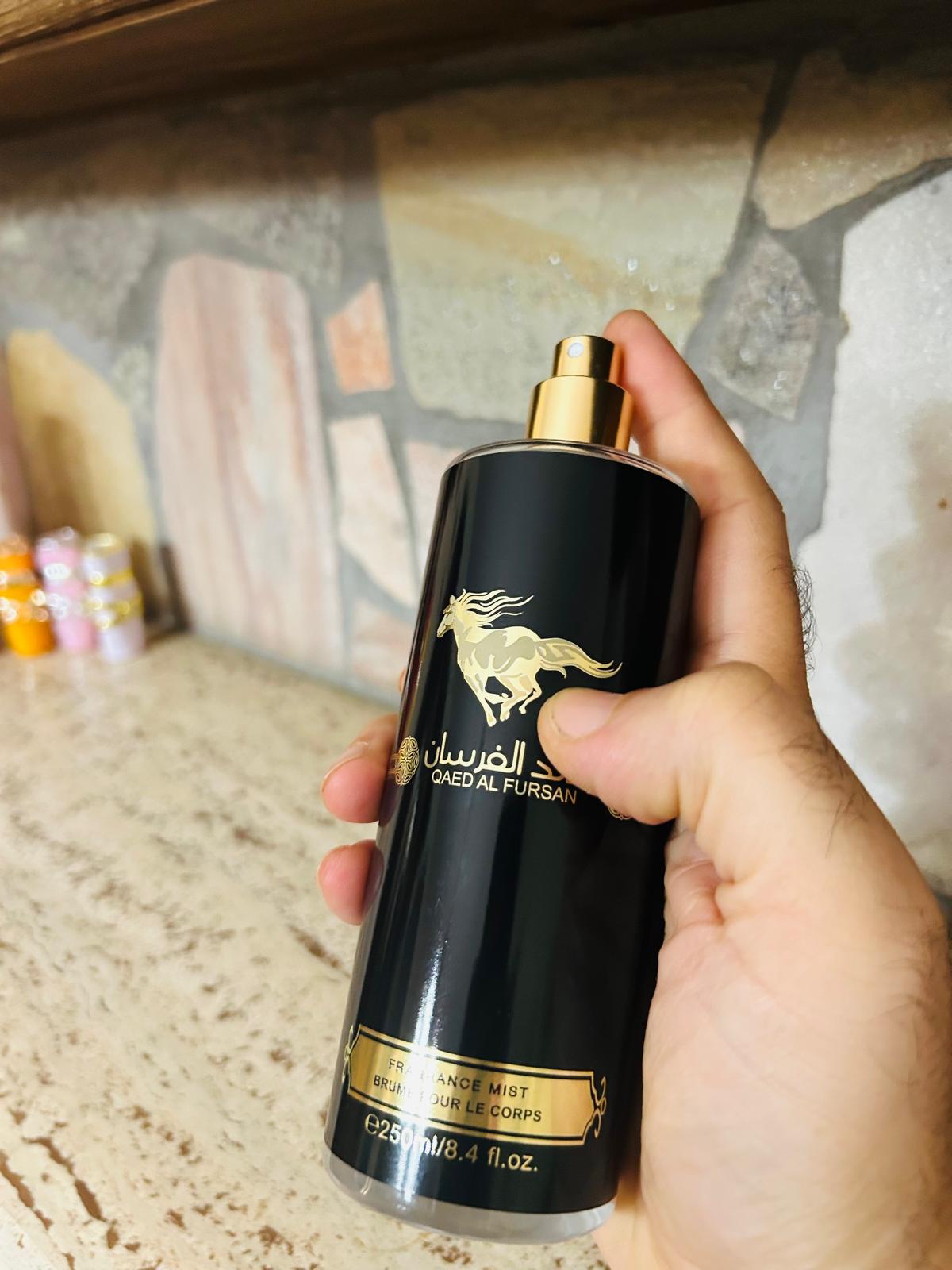 Acqua Corpo Araba Profumata 250ml Qaed Al Fursan- Linea Dubai Collection - Fragranza Orientale Lussuosa, Note Fruttate e Legnose con Ambra e Oud (Vaporizzatore No-Gas)