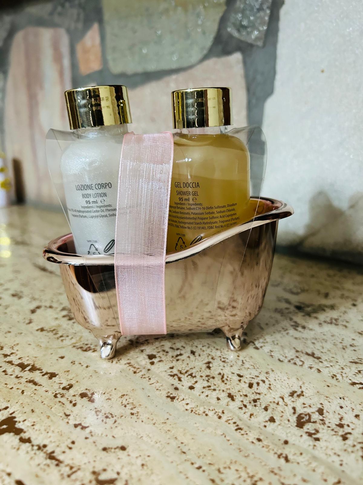 Set Regalo Vaschetta Oro – Cofanetto Cura Corpo Miele & Pera (Gel Doccia 95ml + Lozione Corpo 95ml)